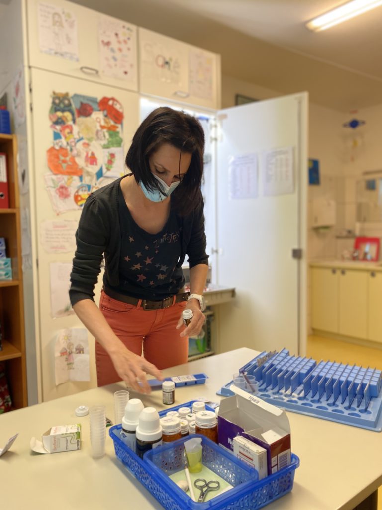 Mélanie, infirmière à La Maison, prépare les médicaments destinés aux enfants