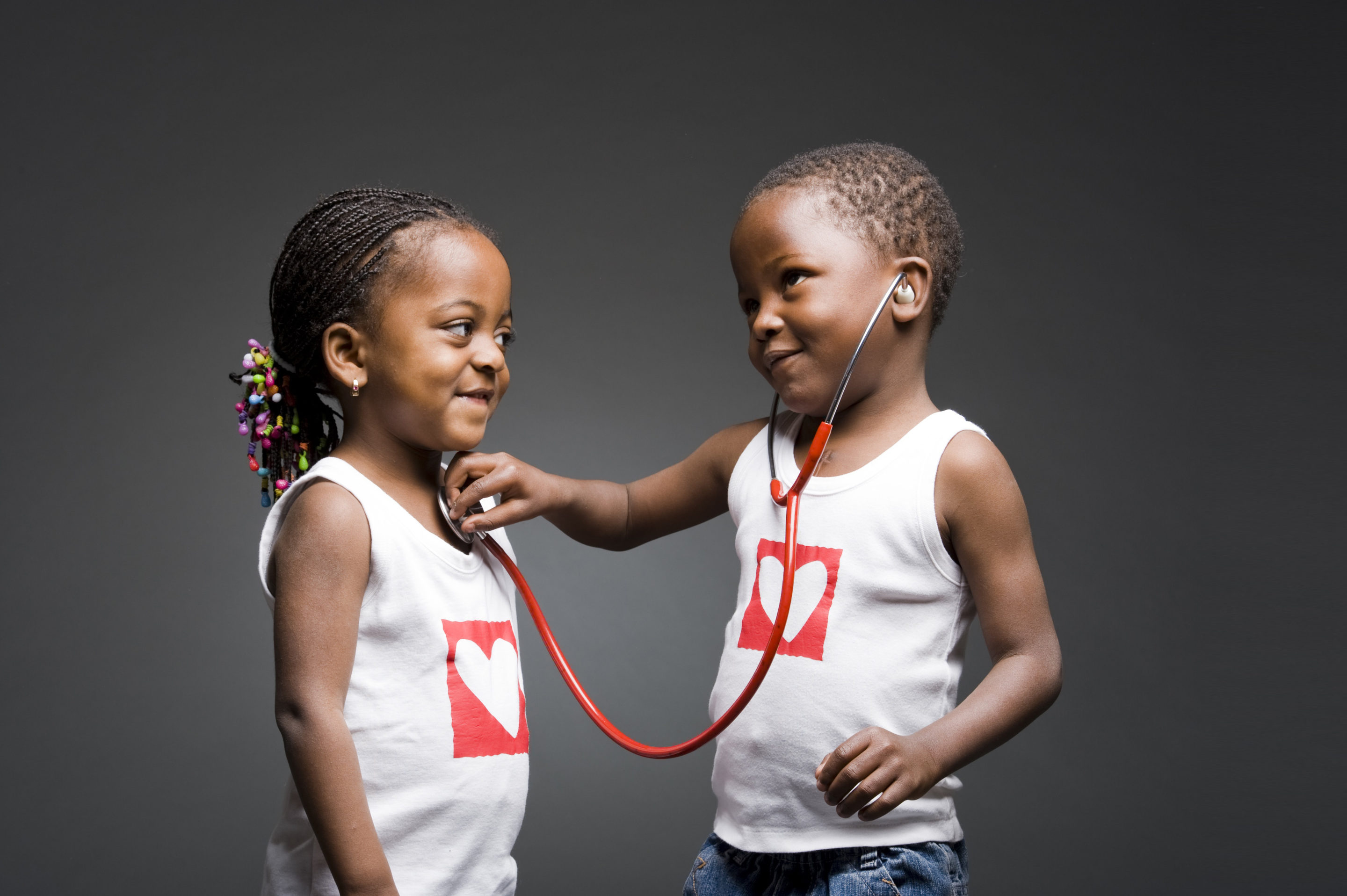 Enfants Heureux À L'âge Scolaire Jouant Ensemble Avec La Corde À