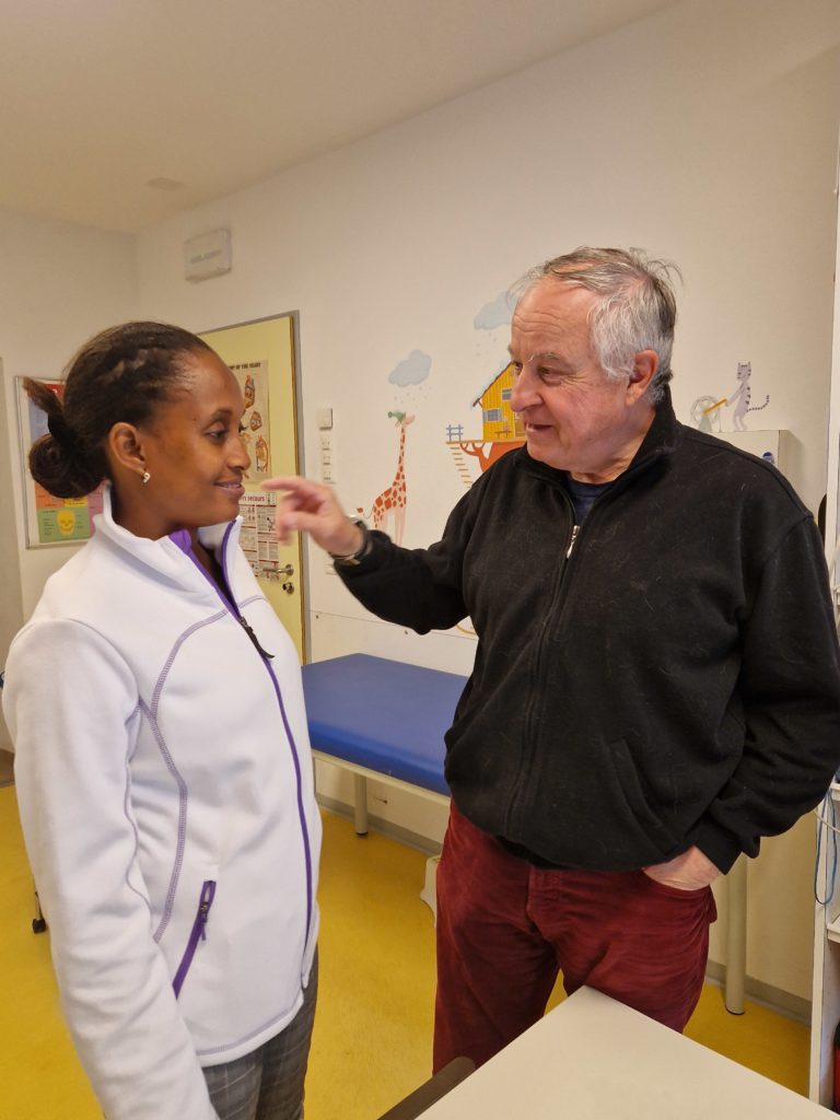 Maimouna avec, à droite, le Professeur Jean-Jacques Goy de la fondation « Une Chance, un cœur ».