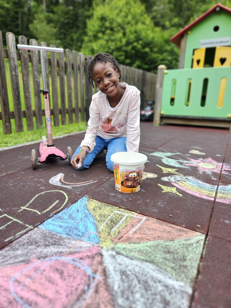 L'été 2024 pour les enfants de La Maison est joyeux et haut en couleur. Jeux et bricolages.