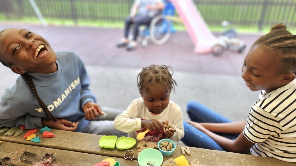 L'été 2024 pour les enfants de La Maison est joyeux et haut en couleur. Jeux et bricolages.