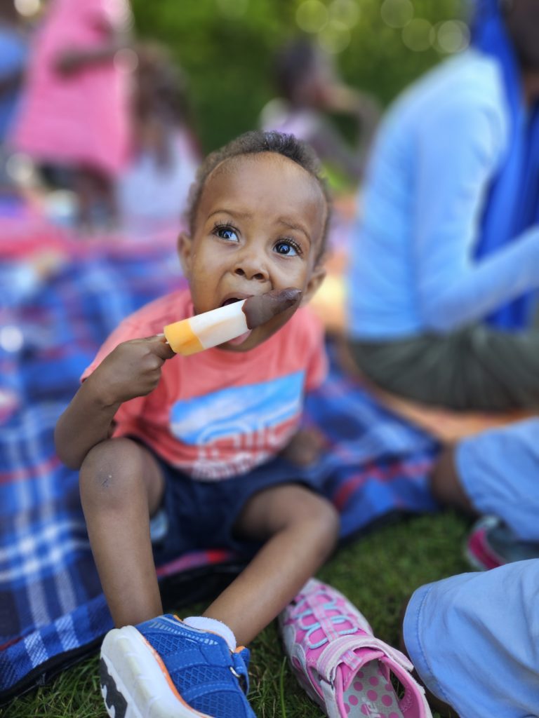 L'été 2024 pour les enfants de La Maison est joyeux et haut en couleur. Pique-nique.