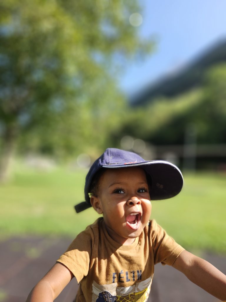 L'été 2024 pour les enfants de La Maison est joyeux et haut en couleur. Pique-nique.