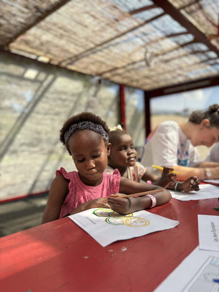 L'été 2024 pour les enfants de La Maison est joyeux et haut en couleur. Jeux et bricolages.