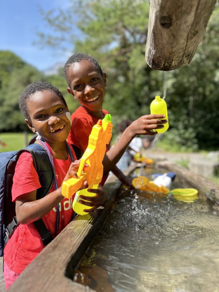 L'été 2024 pour les enfants de La Maison est joyeux et haut en couleur. Pique-nique.