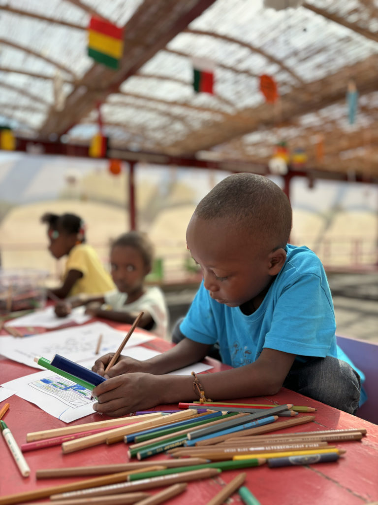 L'été 2024 pour les enfants de La Maison est joyeux et haut en couleur. Jeux et bricolages.