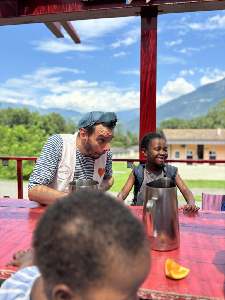 Les docteurs Rêves de la Fondation Théodora font sourire les enfants de La Maison deux fois par mois.