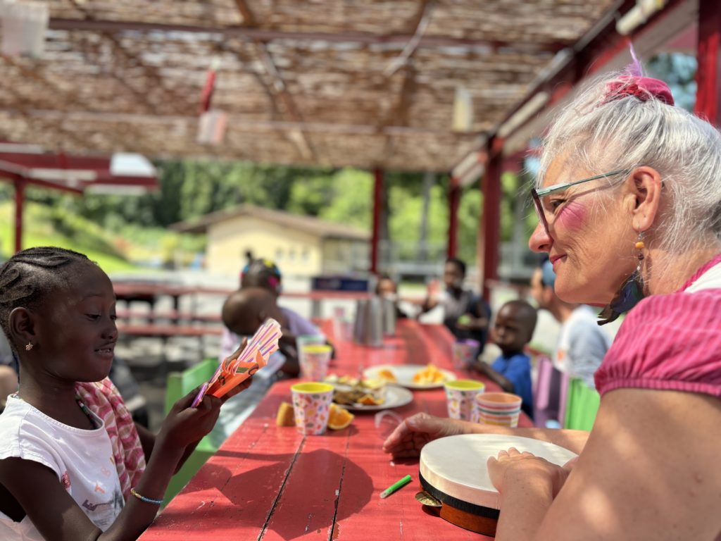 Les docteurs Rêves de la Fondation Théodora font sourire les enfants de La Maison deux fois par mois.