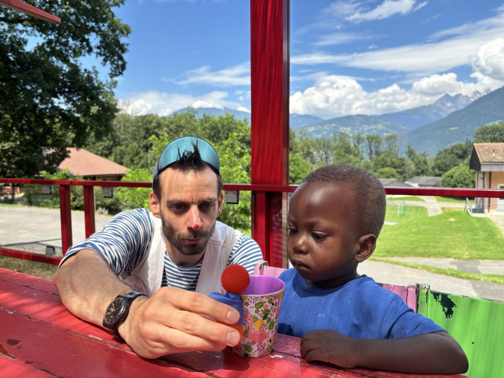 Les docteurs Rêves de la Fondation Théodora font sourire les enfants de La Maison deux fois par mois.