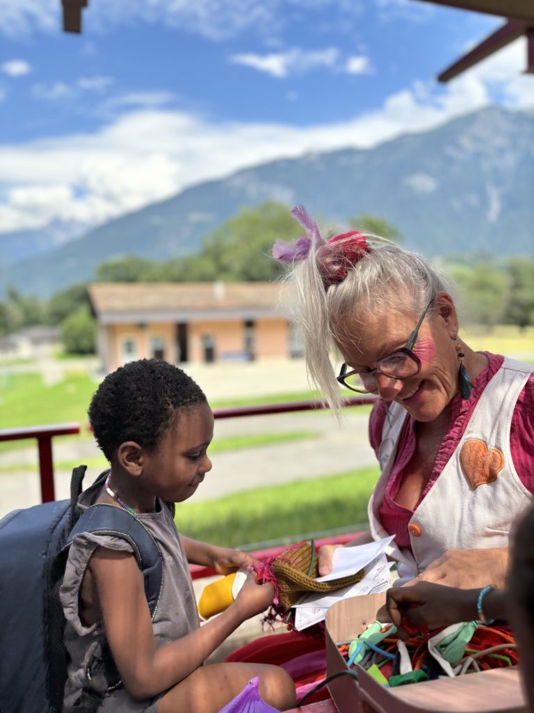 Les docteurs Rêves de la Fondation Théodora font sourire les enfants de La Maison deux fois par mois.