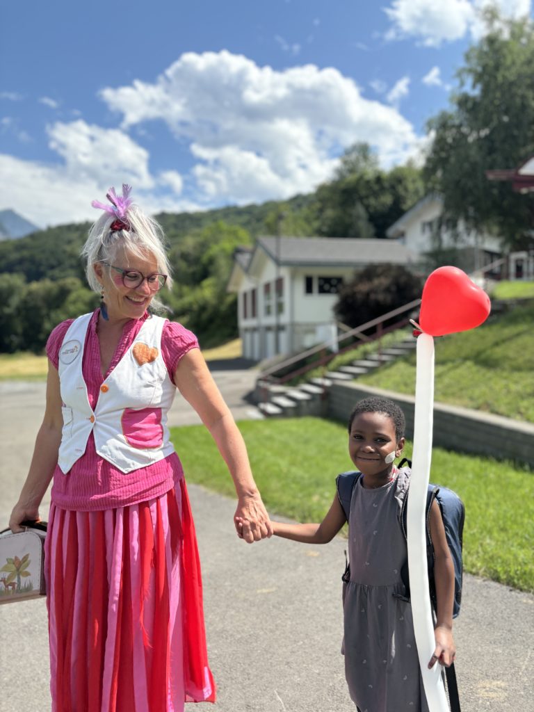 Les docteurs Rêves de la Fondation Théodora font sourire les enfants de La Maison deux fois par mois.